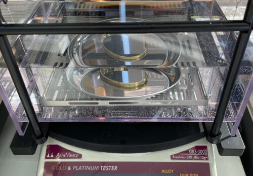 比重計　貴金属の比重を計測